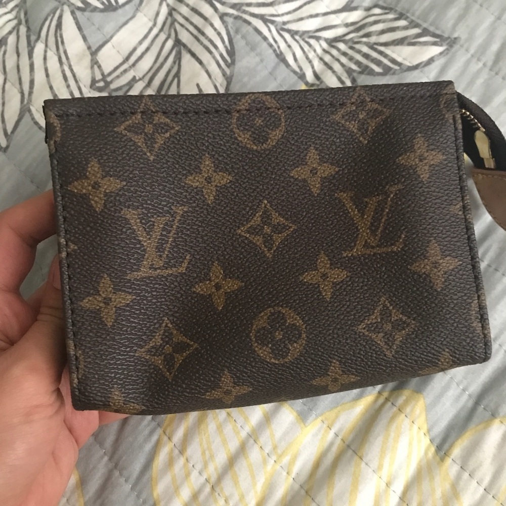 LOUIS VUITTON Monogram Toiletry Pouch 15